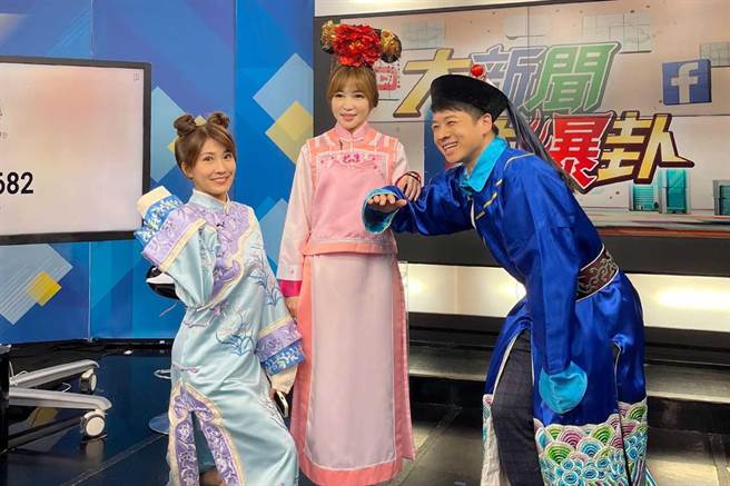 马千惠（中）换上格格装，庆祝频道订阅数破新高，李佩瑄（左）、许甫特地探班恭喜。（中天新闻提供）