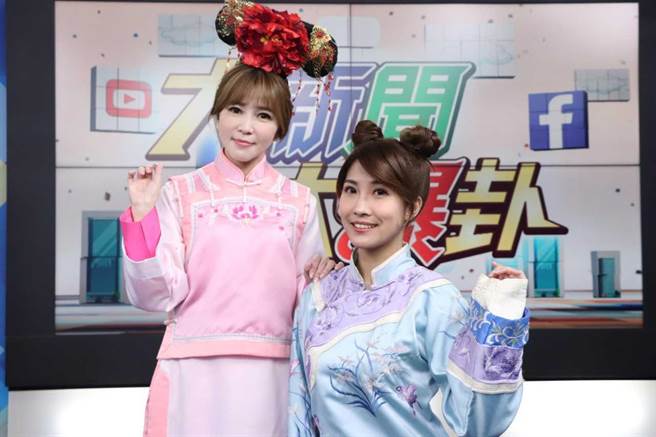 主播李佩瑄（右）身穿旗袍恭喜马千惠主持的频道订阅数破新高。（中天新闻提供）