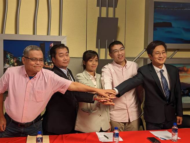 基隆市选委会17日举办首场市长候选人政见发表会，五位基隆市长候选人首度齐聚一堂。（张志康摄）