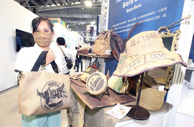 「2022 Meet Taipei 创新创业嘉年华」开幕，业者展示用咖啡豆麻布袋制作的各式帽子及背包。（范扬光摄）