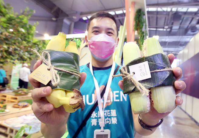 「2022 Meet Taipei 创新创业嘉年华」开幕，业者展示利用天然树叶作为食物包材的创意。（范扬光摄）