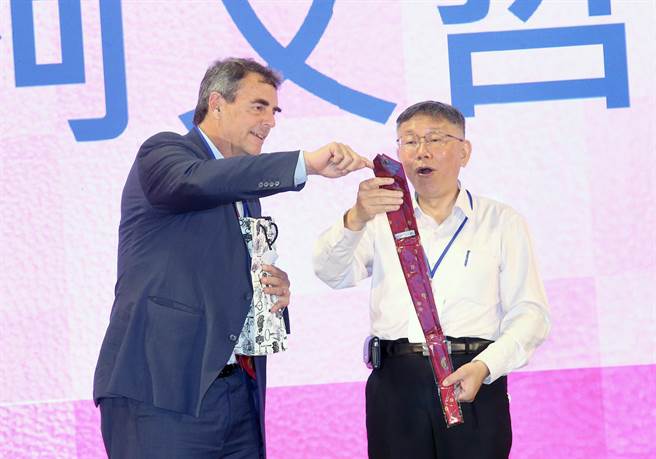 「2022 Meet Taipei 创新创业嘉年华」开幕，硅谷传奇投资人Tim Draper（左）致赠纪念礼物给台北市长柯文哲（右）。（范扬光摄）