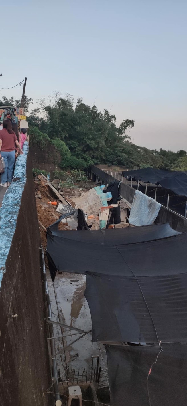 树林道路突坍方吞噬1车道，警方到场紧急封锁现场道路。（翻摄自脸书新北交通族）