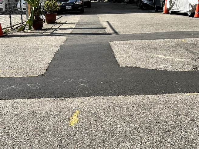 中市大里区地下自来水管线老旧达30年之久，频生爆管问题，工程抢修后却会造成路面不平的问题，影响居民行车安全。（何欣纯服务处提供／潘虹恩台中传真）