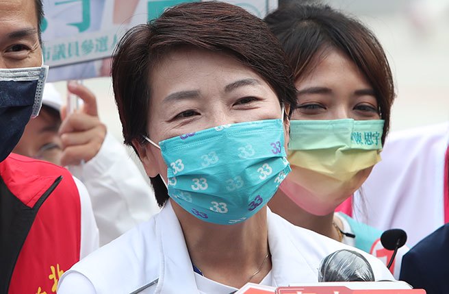 台北市长候选人黄珊珊17日走访北市北投市场拜票后，接受媒体联访。（郑任南摄）