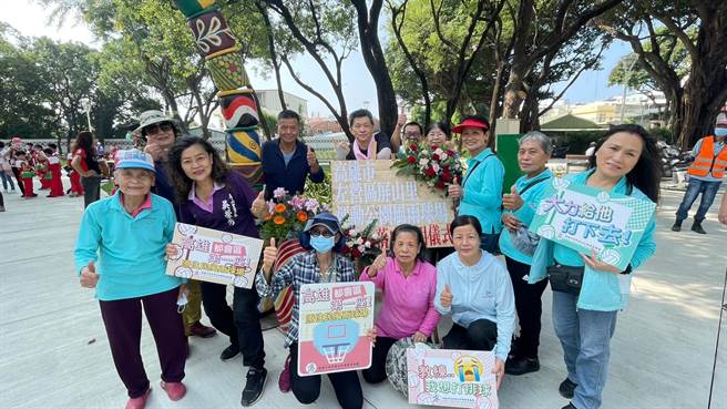 高雄市左营区首座都会原住民风雨球场今日落成启用，希望日后成为族人及附近居民休閒的场域。(高雄市原民会提供／林雅惠传真)