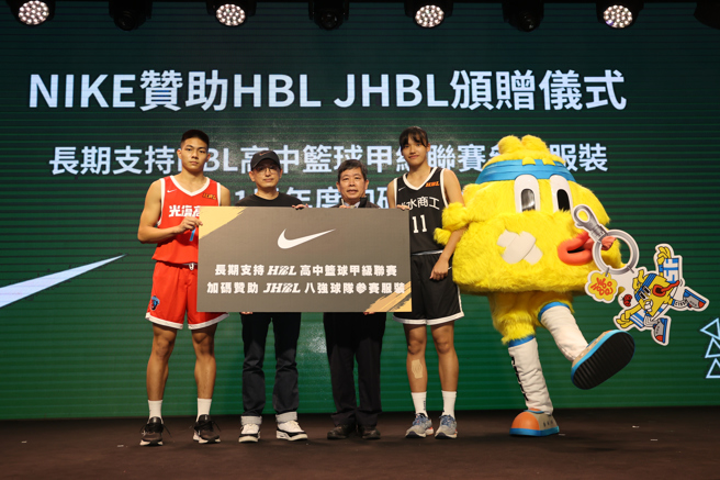 淡商萧豫玟（右2）是球队主力中锋。（高中体总提供）