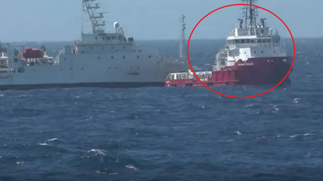 新海研一號鵝鑾鼻海域失動力，海巡署派2艦共救回44人。（翻攝影片）