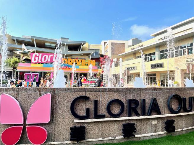 （国境解封后华泰名品城人潮涌入。图／李丽满）