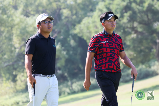 苙亿高球公开赛第三回合刘严鸿（左）、洪健尧（右）同组竞技，双双打出64杆单日最低杆，总成绩198杆并列领先。（TPGA提供）