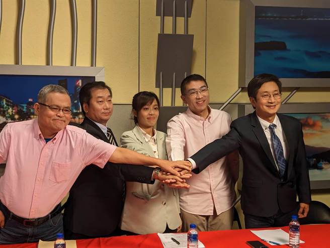 基隆市選委會17日晚間舉行首場基隆市長候選人政見發表會，左起為曾國民、黃希賢、陳薇仲、謝國樑、蔡適應。（張志康攝）