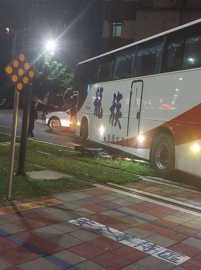遊覽車左轉時不慎與輕軌號誌燈桿發生擦撞，所幸沒有影響列車通行。（翻攝照片／崔正綱高雄傳真）