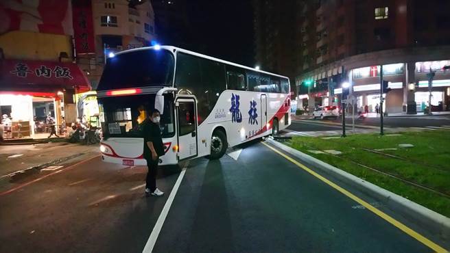 遊覽車左轉時不慎與輕軌號誌燈桿發生擦撞，所幸沒有影響列車通行。（翻攝照片／崔正綱高雄傳真）
