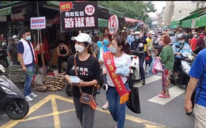 国民党台北市议员游淑慧(前右)在立委高金素梅(前左)陪同下，前往东湖市场扫街拜票。(翻摄游淑慧粉专影片)