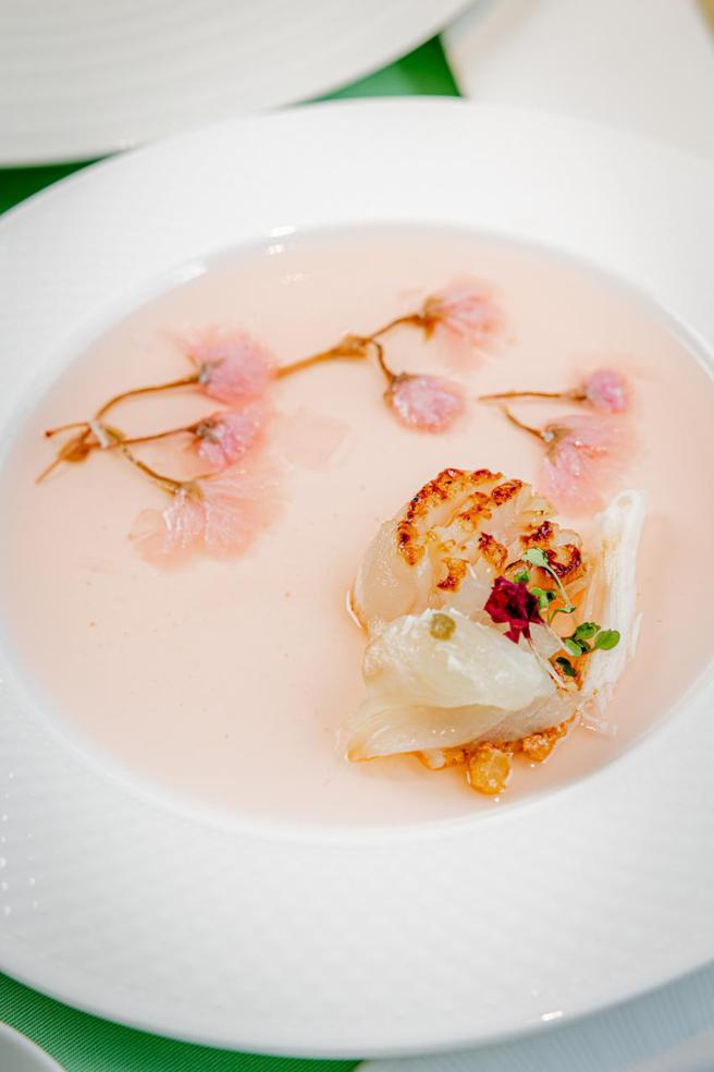 （「Lafete．法月」首波主打有京都风的法国菜，把日本最美的樱花融入前菜里！图／业者提供）