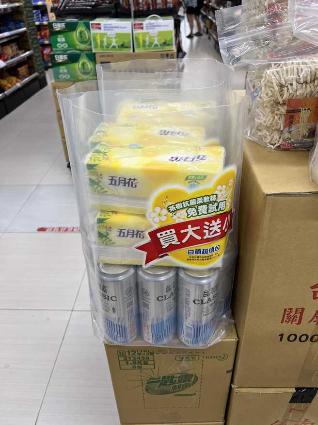 女网友贴出照片，表示全联推出了失恋专用套组，让网友看到后哭笑不得。(图／路上观察学院)