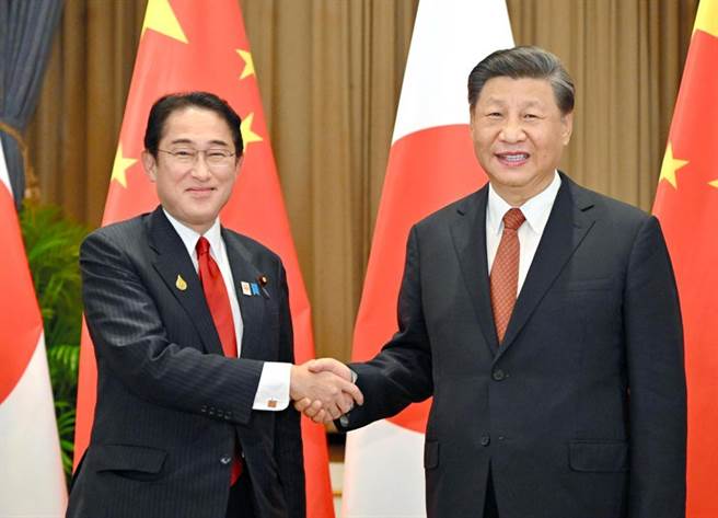 中国国家主席习近平17日晚间在泰国曼谷与日本首相岸田文雄举行面对面会谈，是两人首次会面。（美联社）