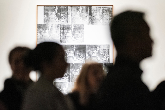 安迪．沃荷1960年代的标志性画作「白色灾难」昨晚在纽约苏富比拍卖会以8500万美元的价格售出。
(图/路透社) 