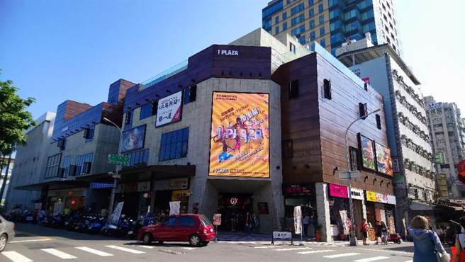 台中一中商圈一个月内连续两家指标性店家「嘟嘟茶饮」、「松本清」宣布熄灯，引发热议。(图／本报资料照)