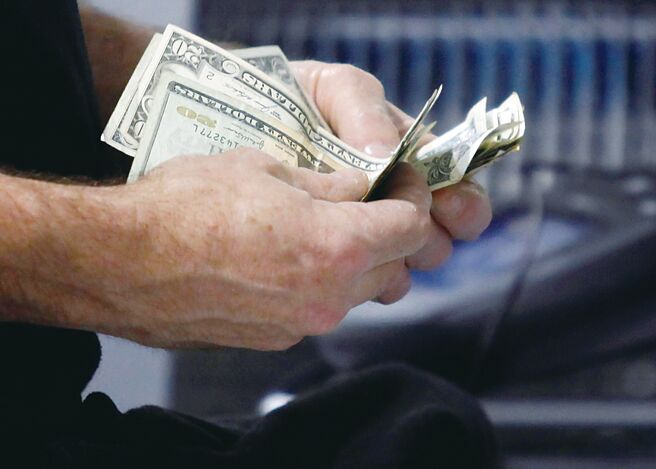 根据调查，基金经理人因看空前景，加码现金部位、减持股票。图／路透