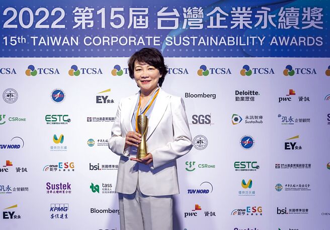 永豐餘奪台灣企業永續獎6大獎，董事長劉慧瑾代表受獎。圖／永豐餘提供