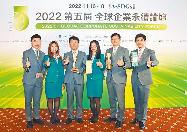 玉山金控连续八年荣获「台湾十大永续典范企业奖」金融业第一名，玉山银行总经理陈茂钦（左三）与团队合影。图／玉山金提供