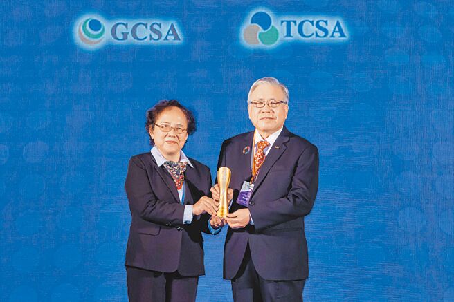 新光人壽獲「TCSA台灣企業永續獎」兩大獎項，由金管會副主委蕭翠玲（左）頒獎，新光人壽董事長潘柏錚（右）代表受獎。圖／新光人壽提供