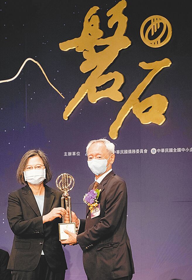 惠旺工业获第31届国家磐石奖，总统蔡英文（左）颁奖给董事长庄鸿铭（右）。图／惠旺工业提供