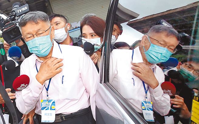 针对民眾党立委办公室助理费疑云，身兼党主席的台北市长柯文哲16日出席活动时被媒体包围追问，他强调没有人头助理，也没有浮报薪资。（范扬光摄）