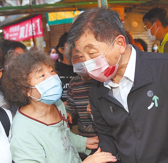 民进党籍台北市长候选人陈时中（右）16日到万华中原市场走访拜票。（陈君玮摄）