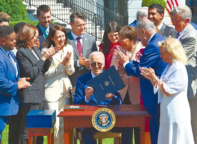 行政院今将审议号称台版晶片法的《产业创新条例》第10之2条修正草案，拍板后明年元旦上路PP。图为当地时间8月9日，美国总统拜登在白宫签署《晶片和科学法案》。（中新社）