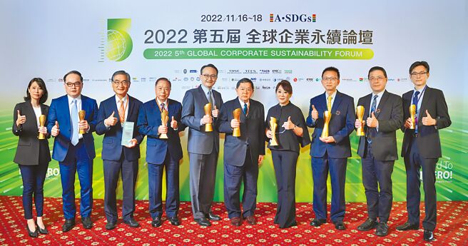 远东集团董事长徐旭东荣获企业永续终身成就奖，远东集团获38奖，全台第一。（远东集团提供）