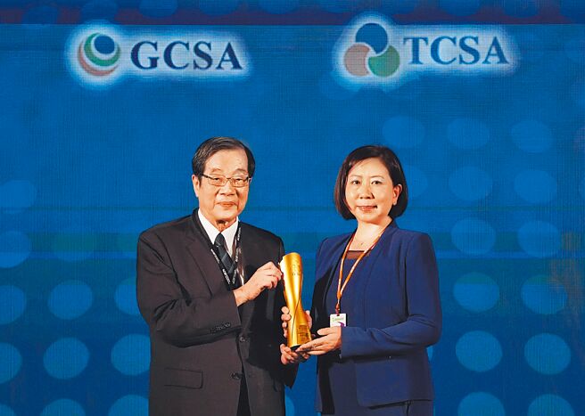 中國信託勇奪「2022台灣企業永續獎」七大殊榮，由考試院長黃榮村（左）頒獎予中信金幕僚長高麗雪（右）。（中信提供）