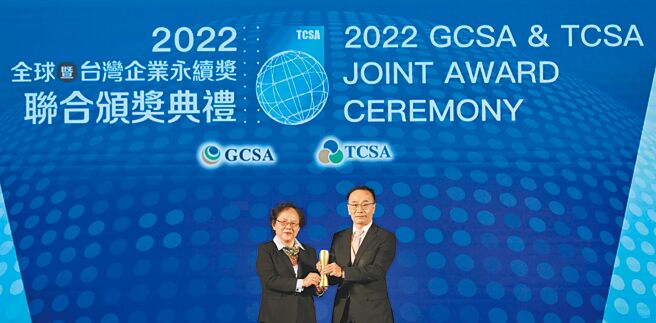 东元电机连续9年得到台湾企业永续奖，今年囊括4项大奖，由总经理范炘（右）代表出席受奖 。（东元电机提供）