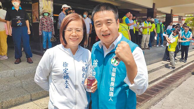 民進黨苗栗縣長候選人徐定禎16日為太太抱不平，他指太太被無情言語攻擊讓他感到心痛。（李京昇攝）
