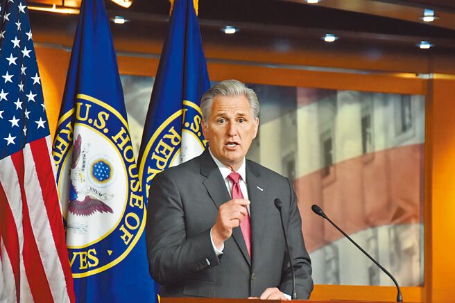 共和党眾议院领袖麦卡锡明年1月新会期有望接替裴洛西成为下一位眾院议长。麦卡锡扮演的是售台武器重要的推手，台湾同样扮演着美国抗中的工具人的角色。（中新社）