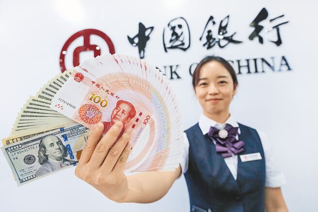 人民币兑美元的在离岸匯价，在过去4个交易日累计最大涨幅超过2400个基点。（中新社）