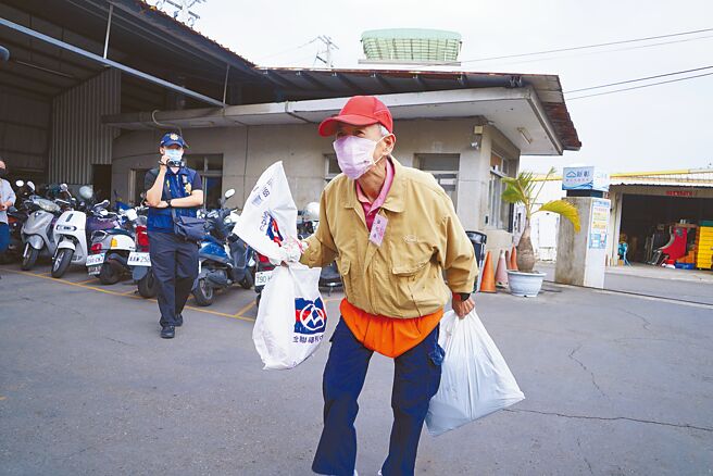 萧仁正并未现身抽籤，原以为萧仁正将缺席发表会，没想到最后在发表会开始前5分钟现身，骑着机车满载道具，他表示他要扮锺馗斩妖除魔，随即飞奔往会场前进。（吴建辉摄）