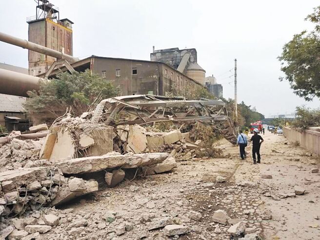 今年4月东南水泥水泥高塔拆除工程发生事故，造成双铁大乱，影响清明连假疏运。图为事故现场。（本报资料照片）