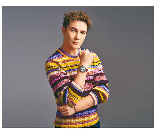 谢佳见从小就爱打羽球，在《决胜的挥拍》中饰演羽球教练，更有说服力，佩戴萧邦Mille Miglia年度限量表和Ice Cube珠宝。（JOJ PHOTO摄，服装提供／KENZO）