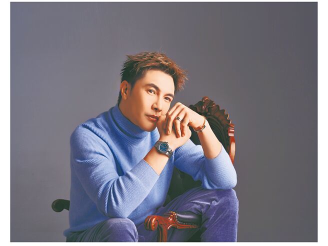 谢佳见为宣传《决胜的挥拍》进棚拍摄萧邦Alpine Eagle腕表和Ice Cube珠宝专题，帅气破表。（JOJ PHOTO摄，服装提供／Brunello Cucinelli）