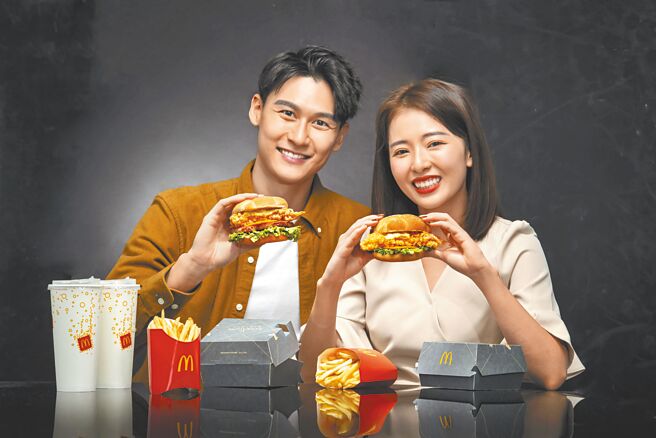 麦当劳「炸虾天妇罗安格斯牛肉堡」及「双虾天妇罗堡」限时回归，单点144元、套餐199元。（麦当劳提供）