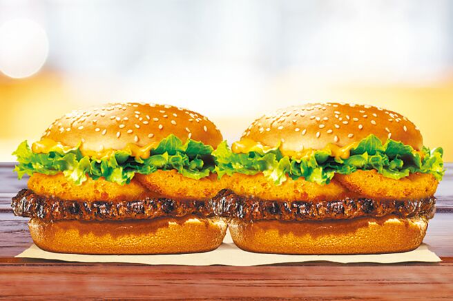汉堡王「起司酱洋葱圈牛肉堡」咸香滋味搭配厚实配料，限时2个只要109元。（汉堡王提供）