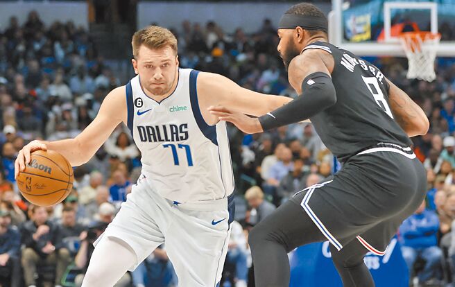 独行侠射手东契奇（左）运球突破快艇球员防守。（路透）