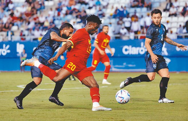 22岁阿贾克斯小将库杜斯（中）是迦纳的新王牌。（路透）