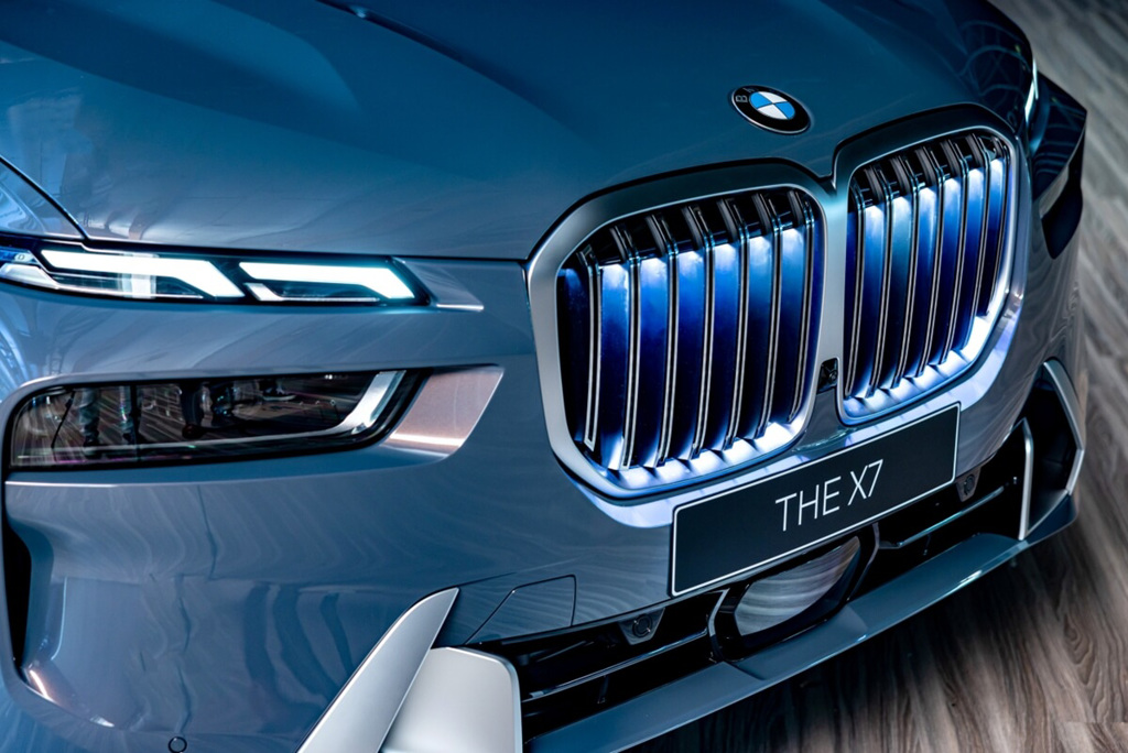 BMW Luxury Class豪華旗艦車款設計，將全新的分離式頭燈設計完美融匯，以更顯銳利的雙目搭配重新描繪的經典雙腎型BMW飾光水箱護罩輪廓，而全新的光型變化智慧LED頭燈更結合宛如藝術品般的「HEARTBEAT」方向燈，呈現猶如心跳般的律動。 (圖/CarStuff)