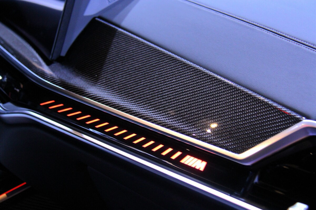 首次為新X7新增的環境氛圍燈條在前排乘客區域的內飾條下方，可呈現晶瑩剔透的表面結構和有效的背光，借助LED單元和包括X7字母的圖形(或新X7 M60i xDrive中的M徽標)增強了駕駛艙內的獨特性光環。  (圖/CarStuff)