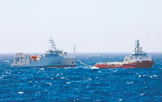 新海研一號失動力 海巡戒護拖回高雄港