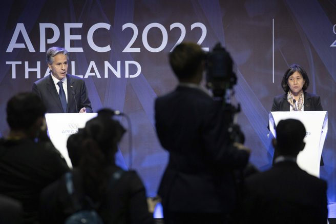 美国国务卿布林肯（Antony Blinken）(图左)和贸易代表戴琪（Katherine Tai）今天晚间在APEC会场的媒体中心举行记者会，说明此行的目的和成果。