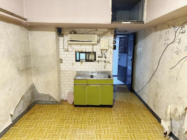 其中一面牆上疑似貼有經文或符咒，還寫著寬恕、求善、祥和等詭異文字，引起網友討論。(圖／翻攝自大台北租屋網 房東盡量PO臉書)